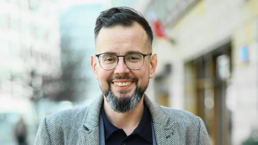 19.03.2026. Na zdjęciu z 11 bm. medioznawca prof. Karol Jachymek przed siedzibą Polskiej Agencji Prasowej w Warszawie. Prof. Karol Jachymek był gościem Studia PAP. PAP/Szymon Pulcyn