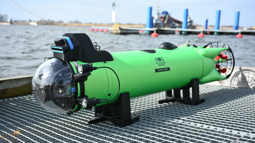 14.04.2026. Pierwsza misja operacyjna prototypu pojazdu inspekcyjnego Pirania, 14 bm. na terenie przystani żeglarskiej Politechniki Gdańskiej w Gdańsku Sobieszewie. Wydarzenie zorganizowały Politechnika Gdańska i RADMOR S.A. W ciągu pięciu miesięcy, od zarysowania idei, przez projektowanie, po realizację, powstał w pełni funkcjonalny prototyp pojazdu inspekcyjnego, odpowiadający na potrzeby operatorów infrastruktury krytycznej oraz służb mundurowych. (mr) PAP/Adam Warżawa