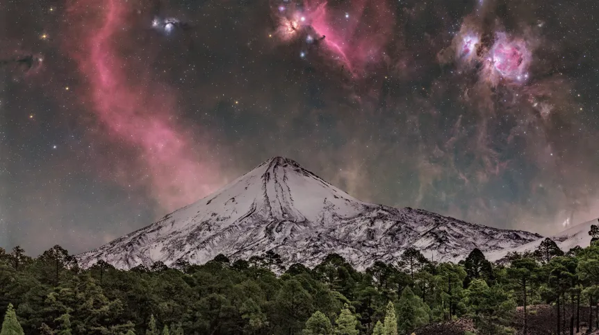 Zdjęcie wykonane w grudniu zeszłego roku w parku narodowym Teide na hiszpańskiej wyspie Teneryfa. Planowanie i wykonanie tego zdjęcia zajęło mi 3 lata.... Bohaterem pierwszego planu jest wulkan Teide przysypany ogromną ilością białego puchu co jest stosunkowo rzadkim widokiem. Zazwyczaj śnieg pojawia się w okolicy szczytu wulkanu w okresie zimowym. W tym przypadku cały wulkan jest pokryty ogromną ilością śniegu ze względu na huragan Emilia który sparaliżował wyspy kanaryjskie w drugiej połowie grudnia 2025.  Na pierwszym planie widać również powulkaniczny krajobraz parku Teide skontrastowny z pięknym kanaryjskim lasem sosnowo jałowcowym. Całość tworzy nieprawdopodobnie piękny krajobraz który w dzień wygląda równie spektakularnie. Na niebie widzimy prawie wszystkie najpiękniejsze obiekty kompleksu mgławic Oriona który króluje na naszym nieboskłonie w okresie zimowym. Fot. Marcin Rosadziński
