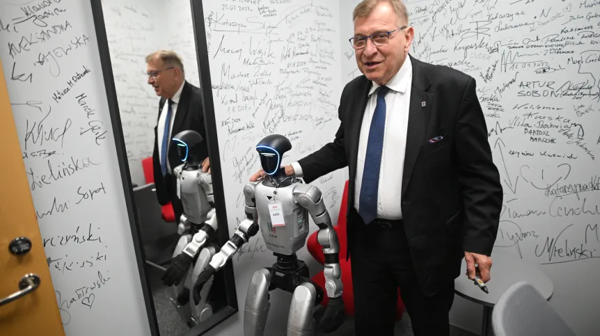 Warszawa, 19.05.2026. Rektor AGH prof. Jerzy Lis oraz humanoidalny robot Centrum Doskonałości Sztucznej Inteligencji AGH - Barbara w siedzibie PAP w Warszawie, 19 bm. PAP i Fundacja Polskiej Agencji Prasowej oraz Akademia Górniczo-Hutnicza im. Stanisława Staszica w Krakowie podpisały porozumienie. PAP/Marcin Obara