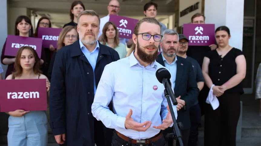 Gliwice, 24.05.2026. Współprzewodniczący Partii Razem Adrian Zandberg (C-L), poseł partii Razem Maciej Konieczny (C-P) i działacz partii Razem na Śląsku, inżynier z Politechniki Śląskiej i specjalista inżynierii kosmicznej Kacper Kuta (C) podczas konferencji prasowej na Placu Krakowskim w Gliwicach. Fot. PAP/Jarek Praszkiewicz