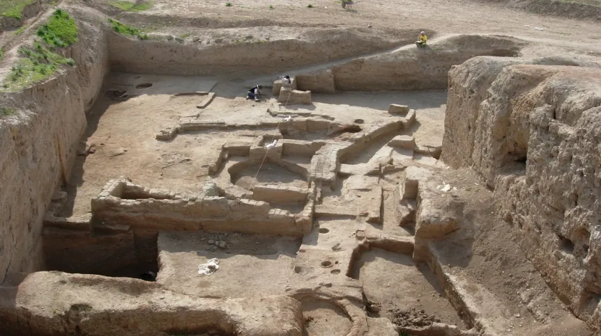 Stanowisko archeologiczne i wykop w Tell Brak. Autor: prof. Arkadiusz Sołtysiak. 