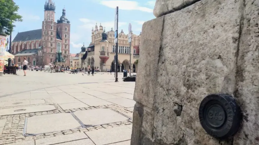Fot: Zabytkowy reper z Krakowa z 1878 roku - fot. Mariusz Meus