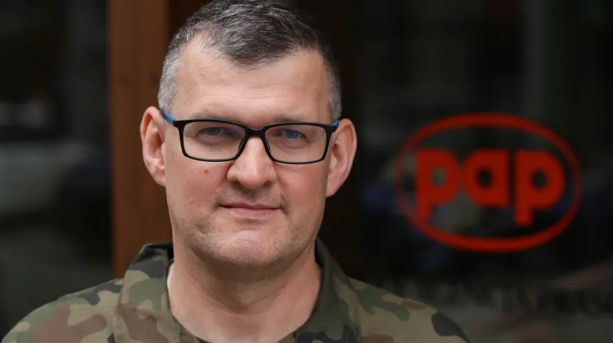  Warszawa, 23.06.2026. Na zdjęciu z 18 bm. kierownik Zakładu Budownictwa Specjalnego w Wojskowej Akademii Technicznej ppłk dr inż. Bartłomiej Pieńko przed siedzibą Polskiej Agencji Prasowej w Warszawie. Bartłomiej Pieńko był gościem Studia PAP. (jm) PAP/Paweł Supernak