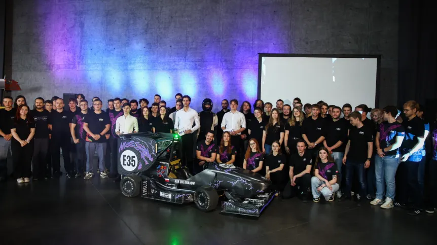 Kraków, 15.06.2026. Premiera najnowszego bolidu elektrycznego AGH RTE 3.5 przygotowanego przez zespół AGH Racing z Akademii Górniczo-Hutniczej, 15 bm. w Muzeum Lotnictwa Polskiego w Krakowie. (ad) PAP/Łukasz Gągulski