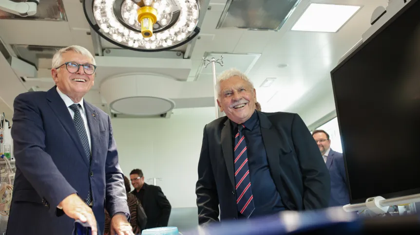 22.07.2026. Kardiochirurdzy prof. Andrzej Bochenek (L) i prof. Stanisław Woś (P) podczas uroczystości nadania ich imienia hybrydowej sali operacyjnej w Górnośląskim Centrum Medycznym Śląskiego Uniwersytetu Medycznego w Katowicach. PAP/Jarek Praszkiewicz