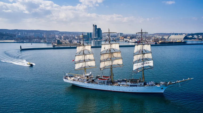Gdynia, 16.04.2026. Uroczyste wyjście z portu w Gdyni szkolnej fregaty „Dar Młodzieży”. Fot. PAP/Adam Warżawa