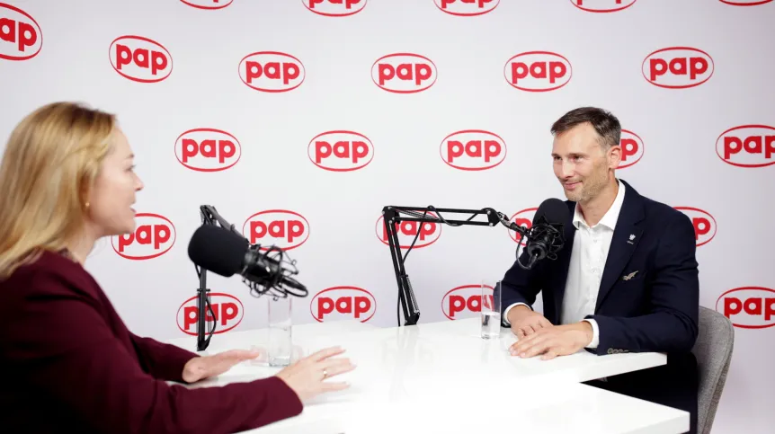 Karpacz, 08.09.2026. Astronauta ESA Sławosz Uznański-Wiśniewski (P) i dziennikarka PAP Agnieszka Kliks-Pudlik (L) podczas wywiadu dla Polskiej Agencji Prasowej w pierwszym dniu XXXV Forum Ekonomicznego, 8 bm. Tegoroczna edycja forum odbywa się pod hasłem "Architektura nowego porządku – stabilność w czasach zmian". (sko) PAP/Jarek Praszkiewicz