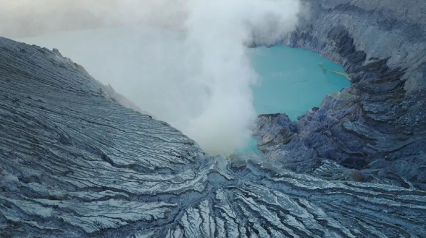Krater aktywnego wulkanu Ijen wypełniony niebieskim jeziorem kwasu siarkowego na wschodniej Jawie w Indonezji, autor: Tomasz Aurora, fot. Adobe Stock