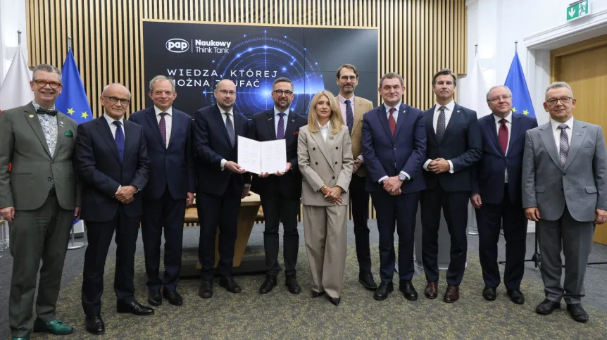 Warszawa, 15.09.2026. Od lewej: rektor Szkoły Głównej Handlowej prof. Piotr Wachowiak, rektor Uniwersytetu Medycznego we Wrocławiu prof. Piotr Ponikowski, prorektor AGH ds. nauki prof. dr hab. inż. Marek Gorgoń, Dyrektor Generalny Polskiej Agencji Prasowej Marek Błoński, minister nauki i szkolnictwa wyższego Marcin Kulasek, prorektor KUL ds. studentów i umiędzynarodowienia dr hab. Beata Piskorska, rektor Uniwersytetu Łódzkiego prof. Rafał Matera, rektor Uniwersytetu Jagiellońskiego w Krakowie prof. Piotr Jedynak, kanclerz Uniwersytetu Warszawskiego Robert Grey, rektor Uniwersytetu Wrocławskiego prof. Robert Olkiewicz i prorektor ds. finansów i projektów badawczych Uniwersytetu im. Adama Mickiewicza w Poznaniu prof. dr hab. Przemysław Wojtaszek pozują do pamiątkowego zdjęcia w siedzibie Ministerstwa Nauki i Szkolnictwa Wyższego w Warszawie, 15 bm. Podczas wydarzenia podpisano porozumienie o współpracy w ramach Naukowego Think Tank PAP. (mr) PAP/Paweł Supernak