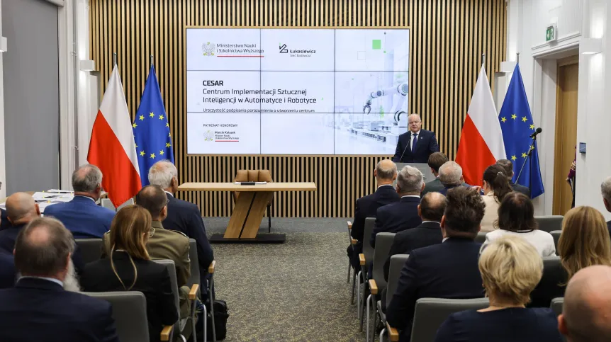 Warszawa, 15.09.2026. Wiceminister nauki i szkolnictwa wyższego Marek Gzik podczas uroczystości podpisania porozumienia o utworzeniu Centrum Implementacji Sztucznej Inteligencji w Automatyce i Robotyce, 15 bm. w Warszawie. (mr) PAP/Albert Zawada