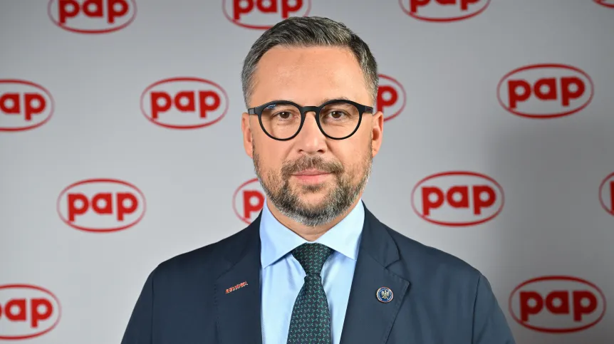 09.09.2026. Minister nauki i szkolnictwa wyższego Marcin Kulasek gości w studiu PAP w drugim dniu XXXV Forum Ekonomicznego w Karpaczu, 9 bm. odbywającego się pod hasłem "Architektura nowego porządku – stabilność w czasach zmian". (dw) PAP/Maciej Kulczyński