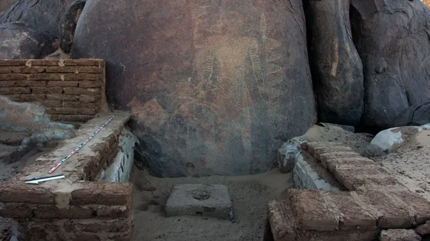 Petroglif prawdopodobnie przedstawiający władcę, fot. C. Calaforra-Rzepka, obraz po obróbce uwydatniającej szczegóły (za Antiquity).