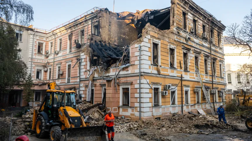 Kijów, Ukraina, 28.09.2026. Zabytkowy budynek Narodowej Akademii Nauk Ukrainy w dzielnicy szewczenkowskiej w Kijowie uszkodzony po rosyjskim ataku, 28 bm. Uderzenie drona spowodowało rozległe zniszczenia i pożar. Wg lokalnych władz w ataku na centrum ukraińskiej stolicy zginęły dwie osoby, a kilkadziesiąt zostało rannych. Trwa inwazja Rosji na Ukrainę. (jm) PAP/Vladyslav Musiienko