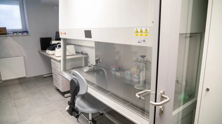 Szczecin, 07.10.2026. Otwarcie Biobanku Regionalnego Centrum Medycyny Cyfrowej Pomorskiego Uniwersytetu Medycznego w Szczecinie, 7 bm. Udostępniona infrastruktura umożliwi pozyskiwanie, przetwarzanie i długoterminowe przechowywanie materiału biologicznego na potrzeby badań naukowych. (mb/amb) PAP/Marcin Bielecki