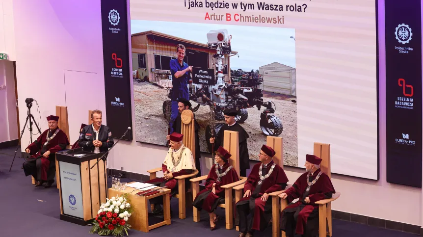 Gliwice, 02.10.2026. Menedżer misji kosmicznych NASA Artur B. Chmielewski (2L) oraz rektor Politechniki Śląskiej prof. Marek Pawełczyk (4P) na inauguracji roku akademickiego 2026/2027 Politechniki Śląskiej w Gliwicach, 2 bm. (amb) PAP/Art Service