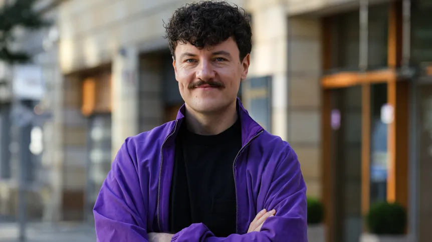 Warszawa, 23.10.2026. Dr inż. Konrad Skotnicki znany jako Doktor z TikToka przed siedzibą Polskiej Agencji Prasowej. Fot.  PAP/Paweł Supernak