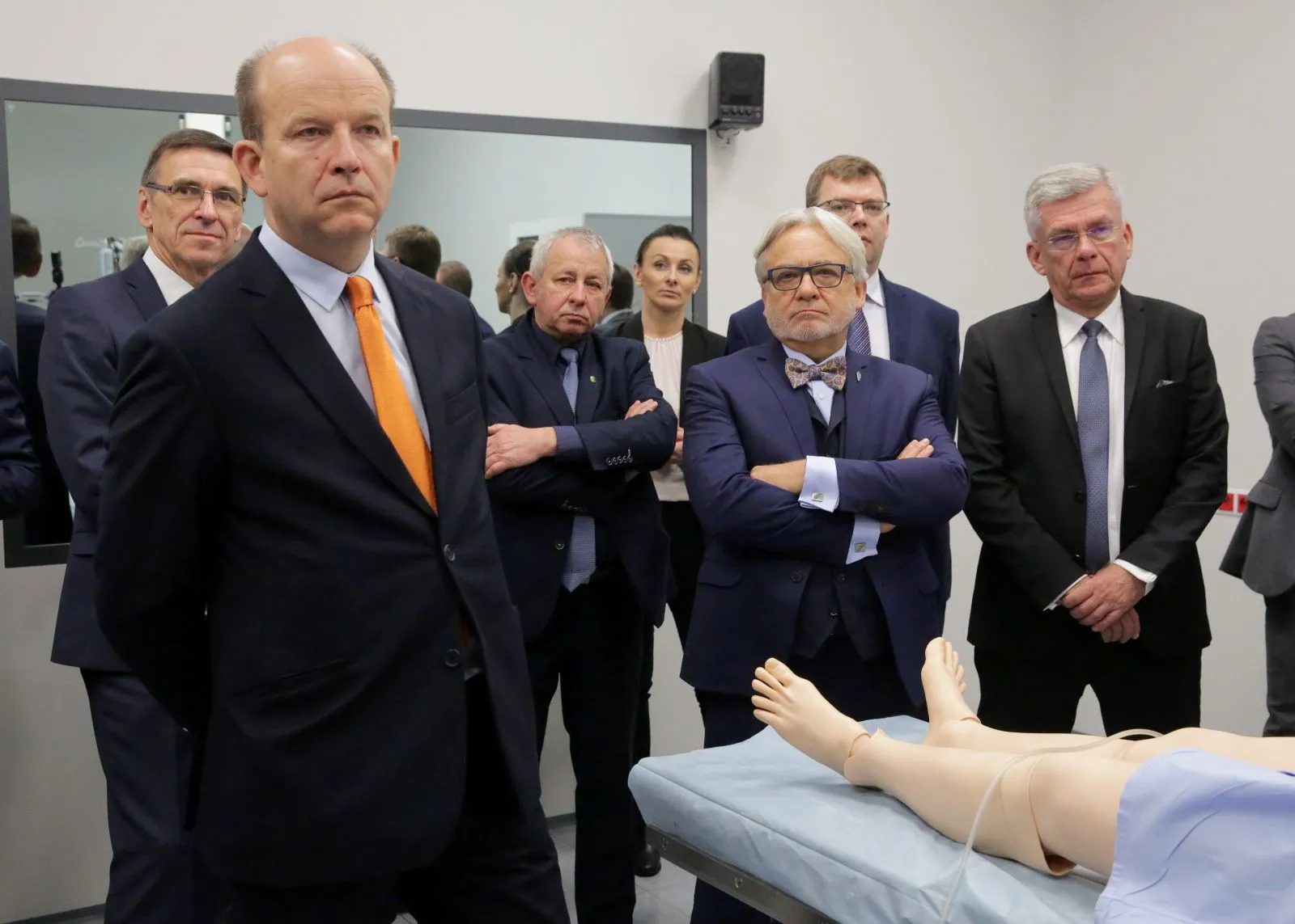 Minister zdrowia Konstanty Radziwiłł (L), Prorektor Uniwersytetu Warmińsko- Mazurskiego ds. zadań uczelni medycznej, profesor Wojciech Maksymowicz (C), marszałek Senatu Stanisław Karczewski (P) podczas otwarcia Centrum Symulacji Medycznej przy Uniwersyteckim Szpitalu Klinicznym, 26 bm. w Olsztynie.  Fot. PAP/Tomasz Waszczuk 26.10.2017