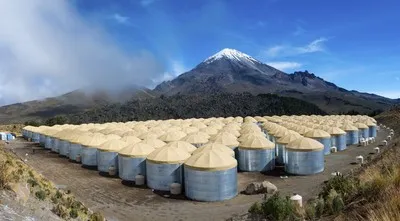 Obserwatorium High-Altitude Water Cherenkov Gamma-Ray Observatory (HAWC) w Sierra Negra w Meksyku. (Źródło: Jordan A. Goodman)