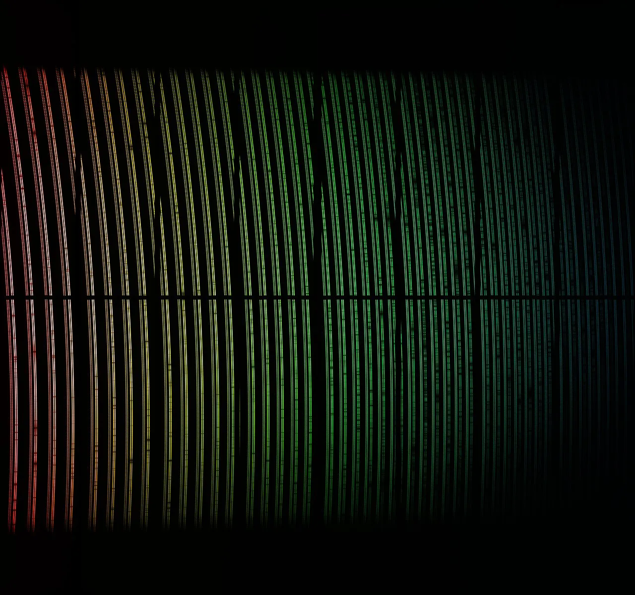 Przykładowe widmo uzyskane przy pomocy spektrografu ESPRESSO na teleskopie VLT w Chile. Światło gwiazdy zostało rozszczepione na składowe kolory. Zdjęcie sztucznie zabarwiono, aby pokazać  jak zmieniają długości fali na obrazie. Źródło: ESO/ESPRESSO team.