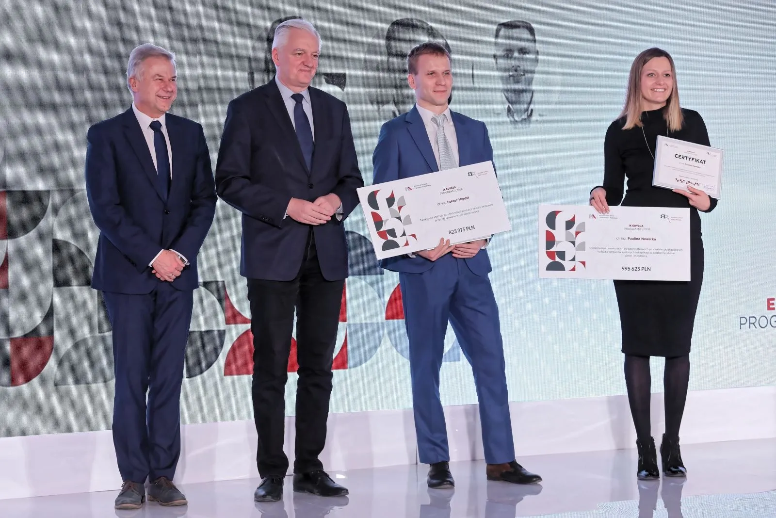 Minister nauki i szkolnictwa wyższego Jarosław Gowin (2L), dyrektor Narodowego Centrum Badań i Rozwoju Maciej Chorowski (L) oraz laureaci nagród w Dziedzinie Nauk Rolniczych, Leśnych i Weterynaryjnych - dr inż. Łukasz Migdał (2P) i dr inż. Paulina Nowicka (P) podczas uroczystej gali IX edycji programu Lider w Reducie Banku Polskiego w Warszawie. PAP/Paweł Supernak  22.01.2019.