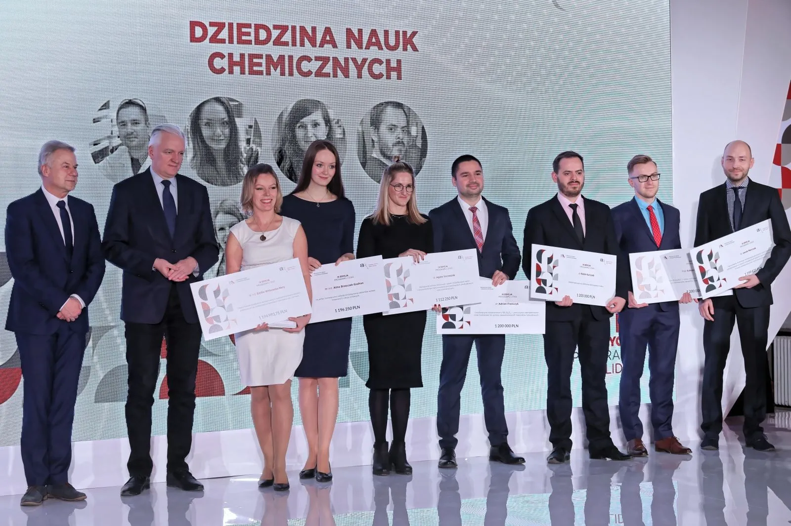 Minister nauki i szkolnictwa wyższego Jarosław Gowin (2L), dyrektor Narodowego Centrum Badań i Rozwoju Maciej Chorowski (L) oraz laureaci nagród w Dziedzinie Nauk Chemicznych dr inż. Emilia Witkowska Nery (3L), dr inż. Alina Brzęczek-Szafran (4L), dr Agata Szczeszak (5L), dr Adrian Florczyk (4P), dr Rafał Kurczab (3P) i dr Jacek Marczak (P) podczas uroczystej gali IX edycji programu Lider w Reducie Banku Polskiego w Warszawie. PAP/Paweł Supernak  22.01.2019