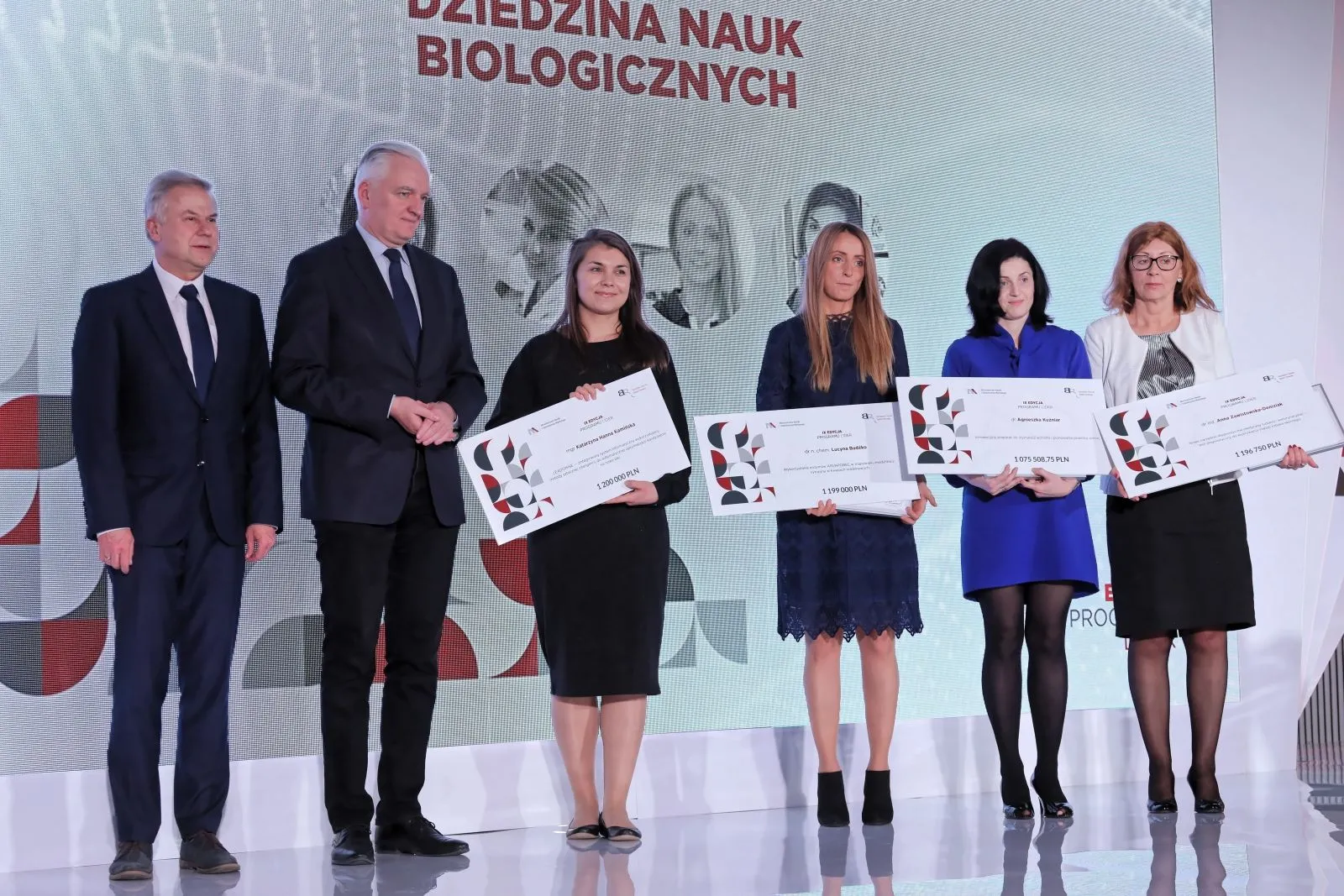 Minister nauki i szkolnictwa wyższego Jarosław Gowin (2L), dyrektor Narodowego Centrum Badań i Rozwoju Maciej Chorowski (L) oraz laureaci nagród w Dziedzinie Nauk Biologicznych mgr Katarzyna Hanna Kamińska (3L), dr n. chem. Lucyna Budźko (3P), dr Agnieszka Kuźniar (2P) i dr inż. Anna Zawistowska-Denziak (P) podczas uroczystej gali IX edycji programu Lider w Reducie Banku Polskiego w Warszawie. PAP/Paweł Supernak  22.01.2019