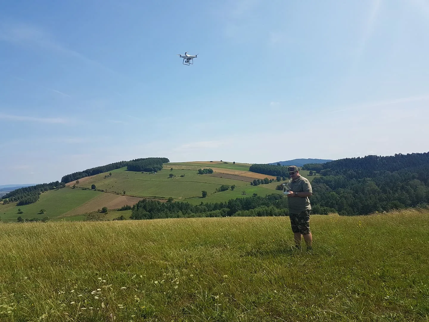 Michał Pisz w czasie wykonywania zdjęć lotniczych dronem (fot. archiwum prywatne)