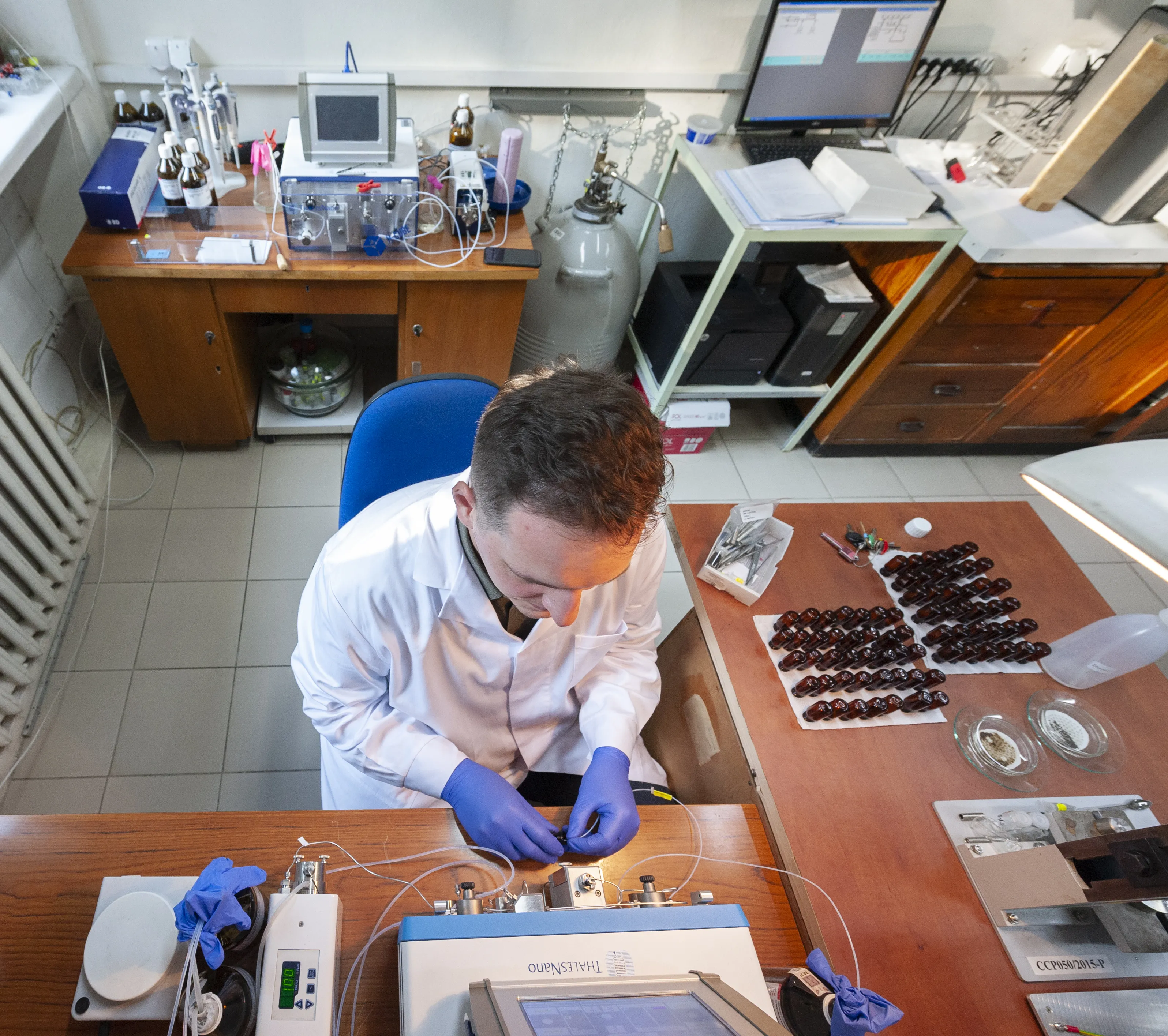 Zastosowanie katalitycznego wodorooczyszczania w trybie przepływowym otwiera kompletnie nowe perspektywy dla oczyszczania wody ze szkodliwych związków chloroorganicznych.  (Źródło: IChF PAN)