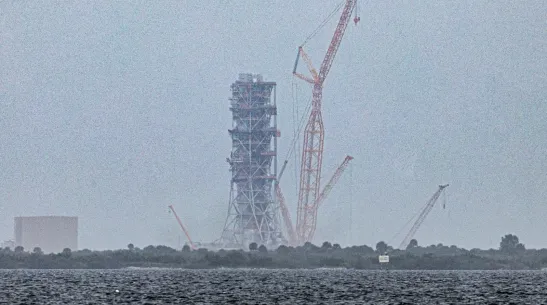 USA, 06.06.2025. Centrum Kosmiczne Kennedy&quot;ego (Kennedy Space Center, KSC) na przylądku Canaveral (USA), 5 bm. Widok z brzegu Indian River. Z KSC rakieta Falcon 9 wyniesie na Międzynarodową Stację Kosmiczną kapsułę Dragon z załogą misji Ax-4, której członkiem jest Polak Sławosz Uznański-Wiśniewski. Start jest zaplanowany na 10 czerwca. (aldg) PAP/Leszek Szymański