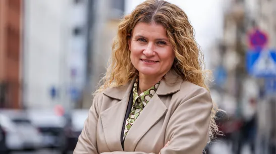 28.10.2025. P.o. dyrektor Instytutu Rozwoju Wsi i Rolnictwa Polskiej Akademii Nauk dr hab. Monika Stanny przed siedzibą Polskiej Agencji Prasowej w Warszawie, 27 bm. Monika Stanny była gościem Studia PAP. (jm) PAP/Albert Zawada