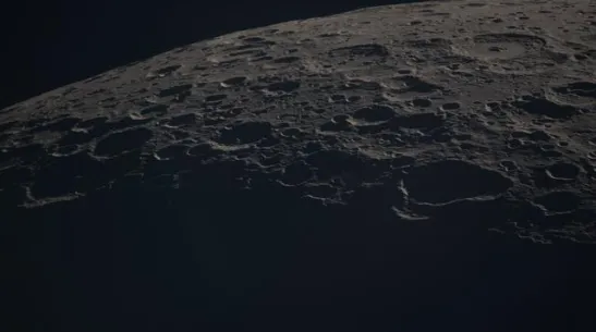 Zbliżenie powierzchni Księżyca wzdłuż linii oddzielającej księżycową noc od dnia . Zdjęcie wykonała załoga misji Artemis II. Fot. NASA