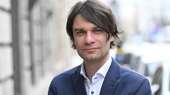 17.04.2026. Na zdjęciu z 10 bm. biolog medyczny i środowiskowy z Uniwersytetu Medycznego w Poznaniu dr hab. Piotr Rzymski przed siedzibą Polskiej Agencji Prasowej w Warszawie. Piotr Rzymski był gościem Studia PAP.  PAP/Radek Pietruszka