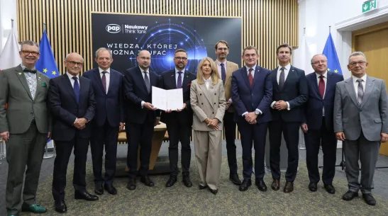 Warszawa, 15.09.2026. Od lewej: rektor Szkoły Głównej Handlowej prof. Piotr Wachowiak, rektor Uniwersytetu Medycznego we Wrocławiu prof. Piotr Ponikowski, prorektor AGH ds. nauki prof. dr hab. inż. Marek Gorgoń, Dyrektor Generalny Polskiej Agencji Prasowej Marek Błoński, minister nauki i szkolnictwa wyższego Marcin Kulasek, prorektor KUL ds. studentów i umiędzynarodowienia dr hab. Beata Piskorska, rektor Uniwersytetu Łódzkiego prof. Rafał Matera, rektor Uniwersytetu Jagiellońskiego w Krakowie prof. Piotr Jedynak, kanclerz Uniwersytetu Warszawskiego Robert Grey, rektor Uniwersytetu Wrocławskiego prof. Robert Olkiewicz i prorektor ds. finansów i projektów badawczych Uniwersytetu im. Adama Mickiewicza w Poznaniu prof. dr hab. Przemysław Wojtaszek pozują do pamiątkowego zdjęcia w siedzibie Ministerstwa Nauki i Szkolnictwa Wyższego w Warszawie, 15 bm. Podczas wydarzenia podpisano porozumienie o współpracy w ramach Naukowego Think Tank PAP. (mr) PAP/Paweł Supernak