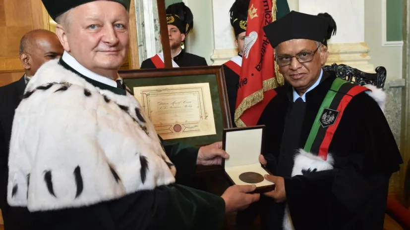 Twórca Infosys, jednej z największych firm informatycznych na świecie, Narayana Murthy (P) odbiera z rąk rektora AGH prof. Tadeusza Słomki (L) tytuł doktora honoris causa Akademii Górniczo-Hutniczej im. Stanisława Staszica w Krakowie. Fot. PAP/ Jacek Bednarczyk 08.07.2015