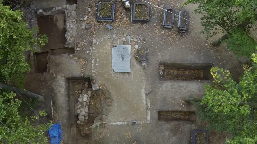 Obszar wykopalisk prowadzonych na cmentarzu w Nowym Monasterzysku w 2015 r. Zdjęcie wykonane z drona, fot. W. Kulczykowski
