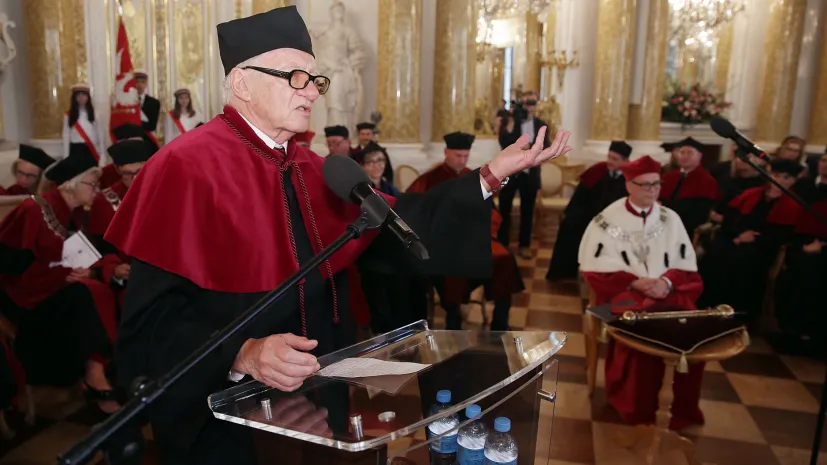 Prof. Witold Rużyłło (L) przemawia po otrzymaniu tytułu doktora honoris causa podczas uroczystego posiedzenia Senatu Warszawskiego Uniwersytetu Medycznego na Zamku Królewskim w Warszawie. Fot. PAP/ Tomasz Gzell 28.06.2017