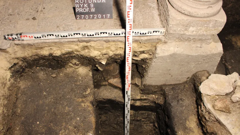 Betonowy fundament pod kolumną wykonany w latach 50. ubiegłego wieku, fot. Zofia Jagosz-Zarzycka