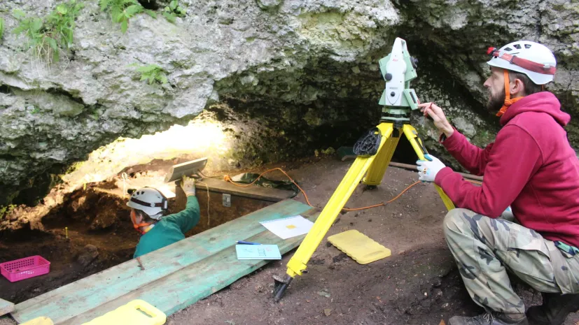 Poszukiwania nieznanej jaskini w pobliżu Jaskini Perspektywicznej. Fot. M. Krajcarz