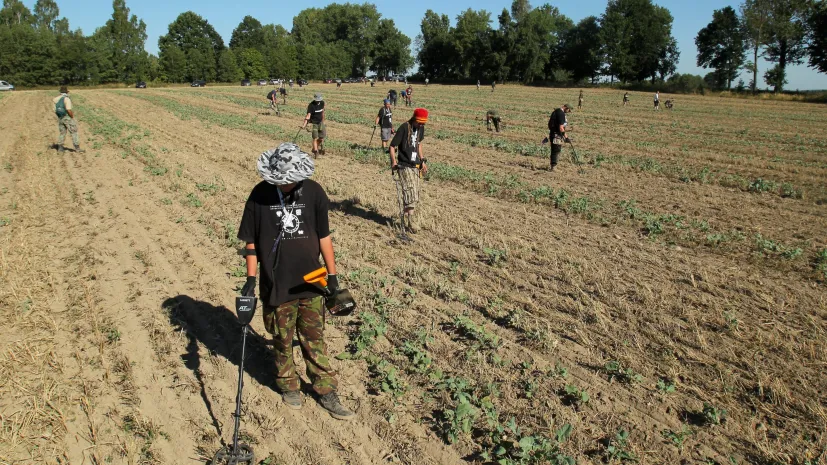 Stębark, 19.08.2015. Międzynarodowe badania archeologiczne na polach grunwaldzkich. (tw/mr) PAP/Tomasz Waszczuk