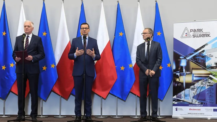 Premier Mateusz Morawiecki (C), minister nauki i szkolnictwa wyższego Jarosław Gowin (P) oraz dyrektor Narodowego Centrum Badań i Rozwoju Krzysztof Kurek (L) podczas konferencji prasowej w Narodowym Centrum Badań Jądrowych. Fot. PAP/Piotr Nowak 23.04.2019