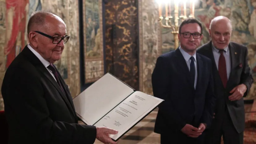 Dyrektor Ossolineum dr Adolf Juzwenko (L) odebrał nagrodę Polskiej Akademii Umiejętności im. Erazma i Anny Jerzmanowskich w Krakowie. Obok wicemarszałek województwa małopolskiego Tomasz Urynowicz (C) i prezes PAU Jan Ostrowski (P). Fot. PAP/Łukasz Gągulski 20.05.2019