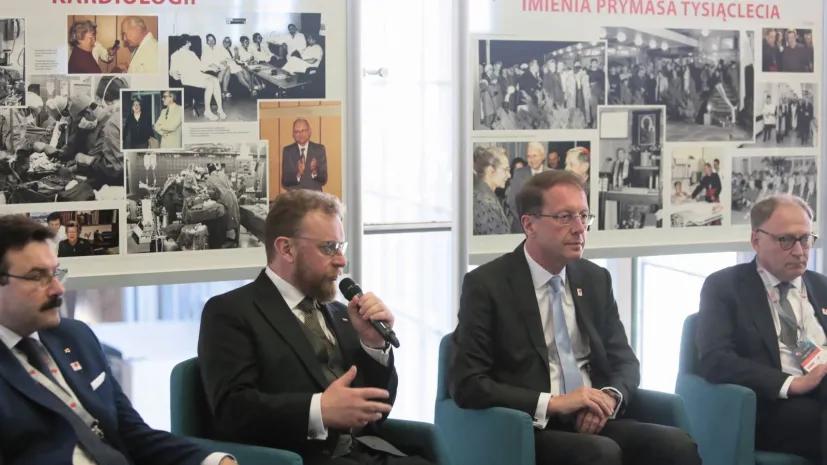 Minister zdrowia Łukasz Szumowski (2L), kierownik Kliniki Nadciśnienia Tętniczego Instytutu Kardiologii prof Andrzej Januszewicz (P), dyrektor Instytutu Kardiologii prof Tomasz Hryniewiecki (2P) oraz kierownik Kliniki Kardiologii i Transplantologii Instytutu Kardiologii prof Mariusz Kuśmierczyk (L) podczas briefingu prasowego w Centrum Nauki Kopernik w Warszawie. Fot. PAP/Leszek Szymański 31.05.2019