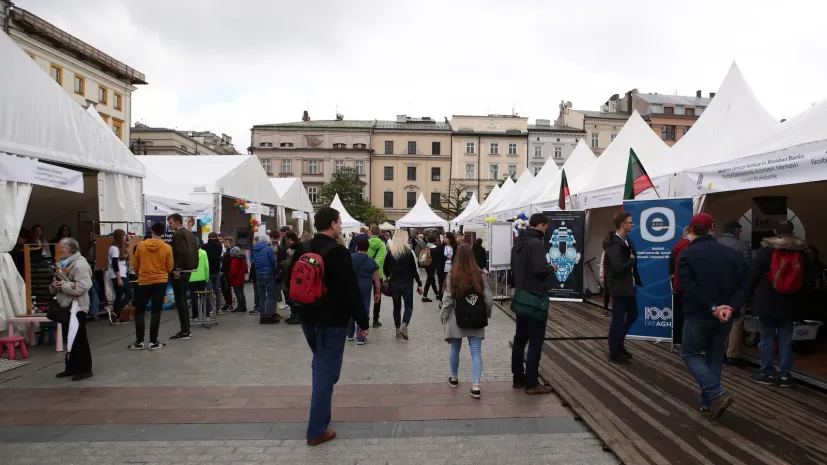 XIX Festiwal Nauki i Sztuki na Rynku Głównym w Krakowie. Fot. PAP/ Łukasz Gągulski 16.05.2019