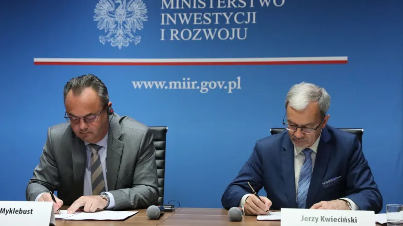 Minister inwestycji i rozwoju Jerzy Kwieciński (P) i ambasador Norwegii w Polsce Olav Myklebust (L) podczas podpisania umowy dotyczącej wsparcia badań naukowych w ramach III edycji Funduszy norweskich i EOG. Fot. PAP/Tomasz Gzell 07.06.2019