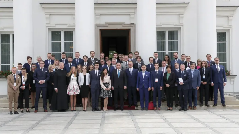 Prezydent Andrzej Duda (C) uczestniczy w inauguracji Belwederskiej Szkoły Letniej w Warszawie. Fot. PAP/Wojciech Olkuśnik 08.07.2019