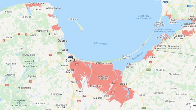 Mapa pokazująca obszary polskiego wybrzeża, które będą zalewane przynajmniej raz do roku przez morze w wyniku wzrostu jego poziomu do roku 2050 i w późniejszych dekadach. Fale mogą wdzierać się głęboko w okolicach Gdańska, Szczecina czy Elbląga, a kilka jezior będzie stawać się okresowo zatokami. Źródło: coastal.climatecentral.org