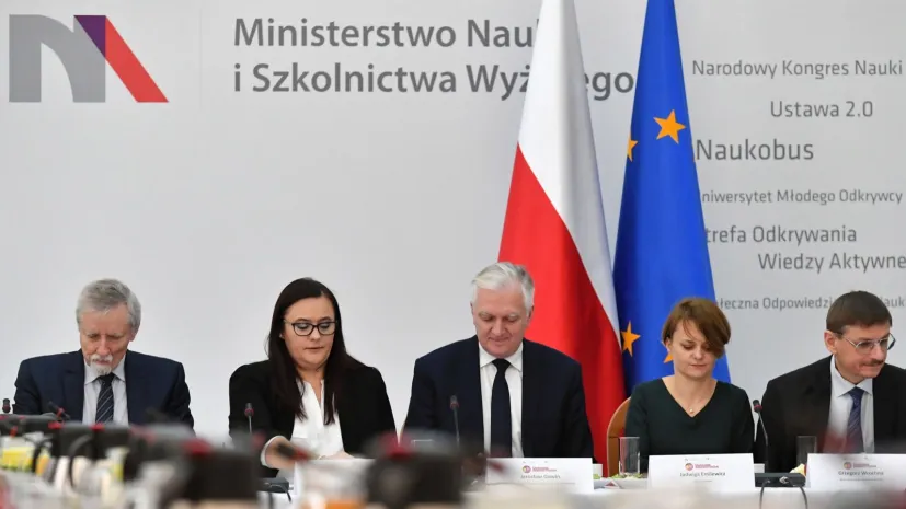 Wicepremier, minister nauki i szkolnictwa wyższego Jarosław Gowin (C) podczas śniadania Innowatorów w MNiSW w Warszawie. Fot. PAP/Piotr Nowak 08.01.2020