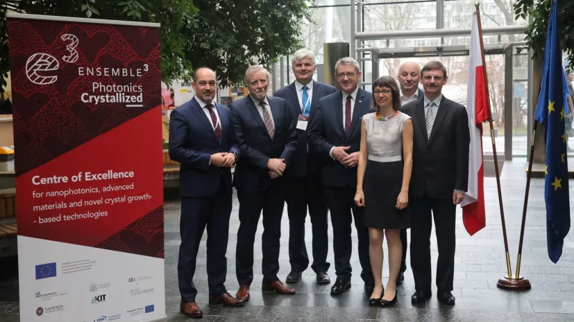 Kierownik Zakładu Materiałów Funkcjonalnych ITME dr hab. Dorota Anna Pawlak (3P), wiceprezes Sieci Badawczej Łukasiewicz Marcin Kraska (L) oraz dziekan prof. Andrzej Kudelski (3L) podczas konferencji prasowej MNiSW i Sieci Badawczej &quot;Łukasiewicz&quot; nt. &quot;Centrum Doskonałości ENSEMBLE3 - inauguracja projektu&quot;, 13 bm. w Centrum Nowych Technologii UW w Warszawie. Fot. PAP/Wojciech Olkuśnik 13.01.2020