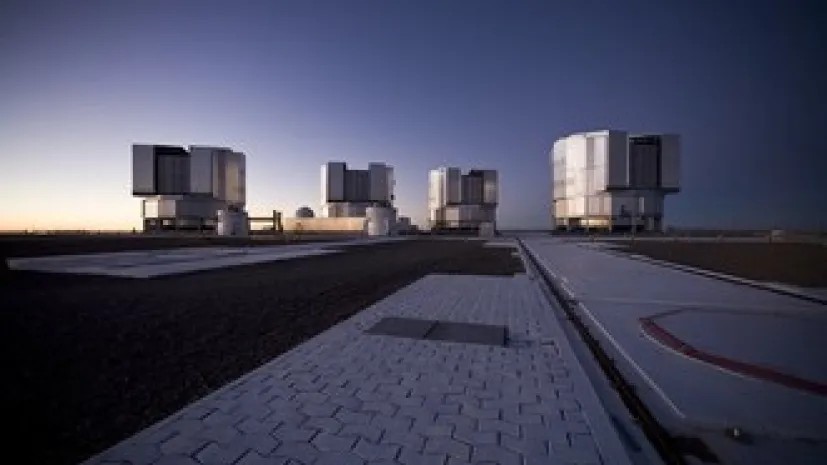 Zespół teleskopów VLT na Paranal o zachodzie Słońca. Credit: ESO/H.H. Heyer
